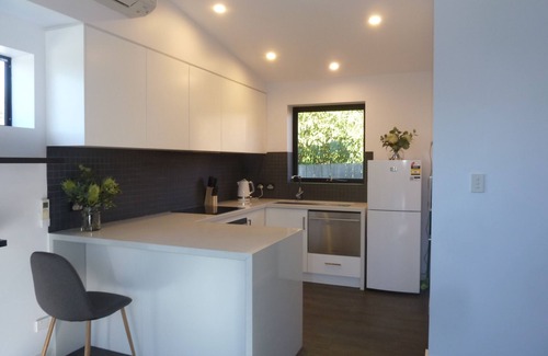 Bridport Apartment | Beachside Retreat: Family-Friendly with Kitchen Access