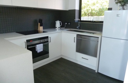 Bridport Apartment | Beachside Retreat: Family-Friendly with Kitchen Access