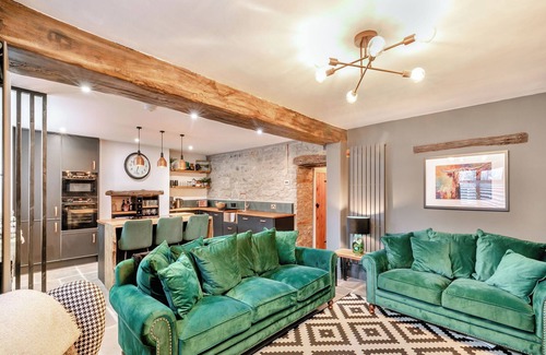 Tideswell Cottage | Perfectly Positioned Retreat in Quaint Tideswell Village