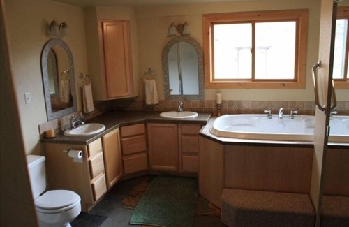 Heppner Cabin | Pet-Friendly Six Bedroom Lodge on 20 Acres - Guest Rated 9.8