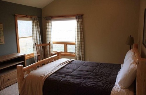 Heppner Cabin | Pet-Friendly Six Bedroom Lodge on 20 Acres - Guest Rated 9.8