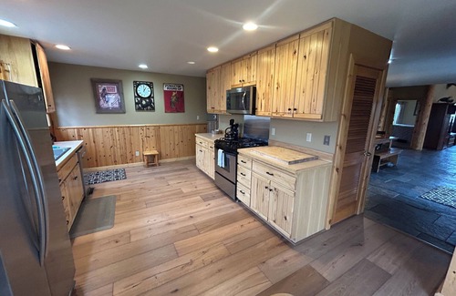 Heppner Cabin | Pet-Friendly Six Bedroom Lodge on 20 Acres - Guest Rated 9.8