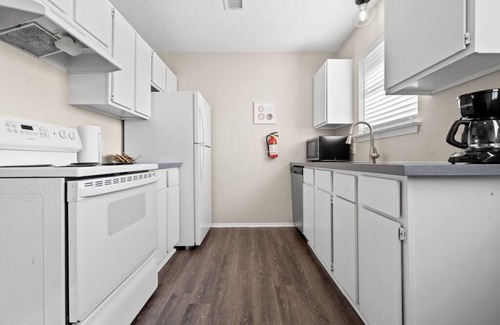 Central Arlington Apartment | Experience Six Flags Suite with King Bed and Family Amenities