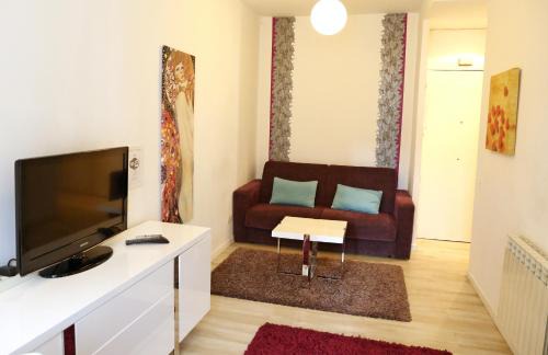 Embajadores House | Inviting Six Rooms Plaza Mayor: Pet & Child Friendly Stay