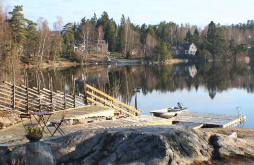 Tyreso House | Serene Sjöställe Gudö: Oceanfront Bliss with Hot Tub
