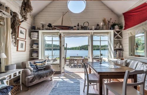 Varmdo Cabin | Cozy Sjöstuga Myttinge with Private Beach & Ocean Views