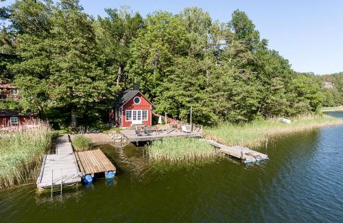 Varmdo Cabin | Cozy Sjöstuga Myttinge with Private Beach & Ocean Views