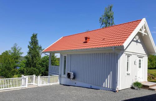 Granna Villa | Indulge at Sjöutsikten: Oceanfront Bliss & Top-Rated Stay