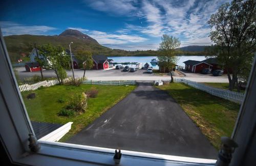 Tranoy Municipality Apartment | Discover Sjølund House: Oceanfront Retreat with Hot Tub