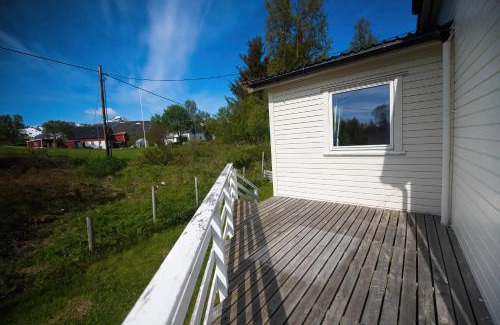 Tranoy Municipality Apartment | Discover Sjølund House: Oceanfront Retreat with Hot Tub