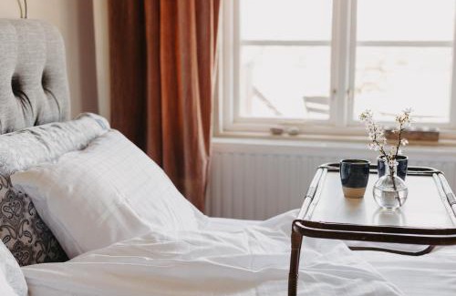 Simris Bed & Breakfast | Discover Sköllengården: Pet-Friendly Retreat with Hot Tub