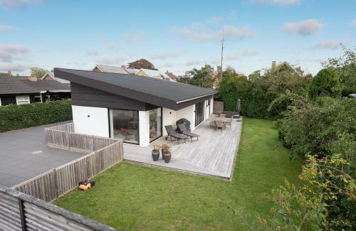 Hvidbjerg Strand House | Delightful Spa Retreat with Hot Tub & Family-Friendly Vibe