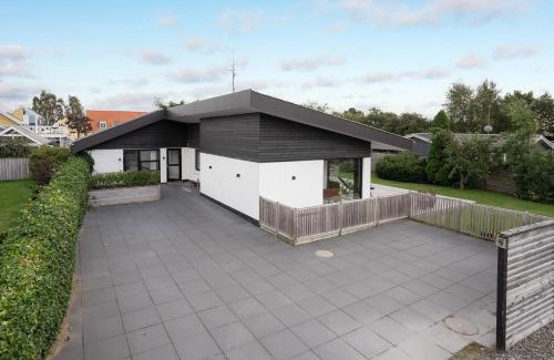 Hvidbjerg Strand House | Delightful Spa Retreat with Hot Tub & Family-Friendly Vibe