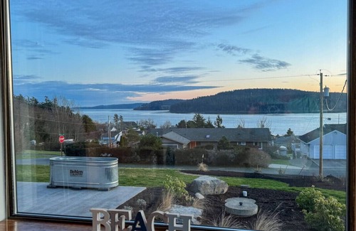 Anacortes House | Experience Skagit Bay View with Hot Tub & Breathtaking Sunsets