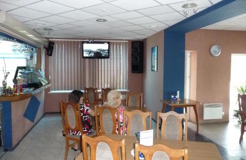 Siauliai Hotel | Family-Friendly Skaistažiedė with Hot Tub & Restaurant
