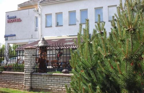 Siauliai Hotel | Family-Friendly Skaistažiedė with Hot Tub & Restaurant