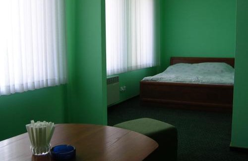 Siauliai Hotel | Family-Friendly Skaistažiedė with Hot Tub & Restaurant
