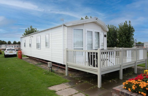 Chapel Saint Leonards Cabin | Relaxing Skegness Holidays with Pool and Breakfast Included