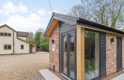 Alfreton Apartment | SKEI'S PLACE, pet friendly, with a garden in Golden Valley