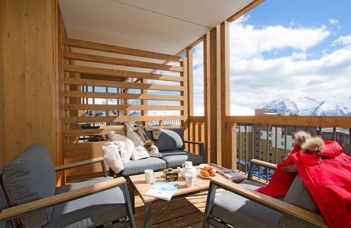 Bergers Condo | Adventure Awaits! Ski-in & Cozy T3 with Balcony Access