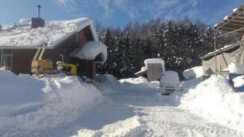Akaigawa-mura House | Cozy Ski Base: Family-Friendly with Hot Tub & Breakfast