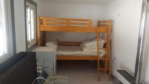 Akaigawa-mura House | Cozy Ski Base: Family-Friendly with Hot Tub & Breakfast