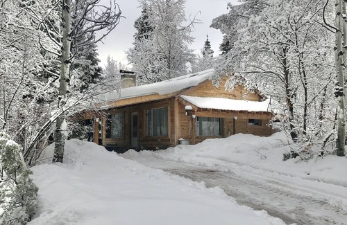 Midway Cabin | Cozy Ski Cabin Retreat with Spa and Family Amenities