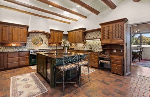 La Tierra House | Elegant Villa Del Primrose: 10/10 Rated with Great Amenities