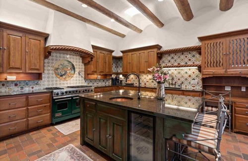 La Tierra House | Elegant Villa Del Primrose: 10/10 Rated with Great Amenities