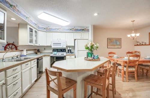 Tofte House | Lakefront Tofte Townhome with Deck & Spa Amenities