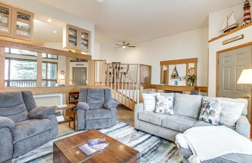 Tofte House | Lakefront Tofte Townhome with Deck & Spa Amenities