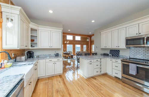 Vernon Ski Chalet | Exceptional Ski House Retreat with Hot Tub on the Slope