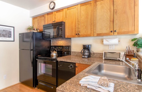 Four O'Clock Condo | Prime Ski-In Location with Hot Tub & Private Deck Access