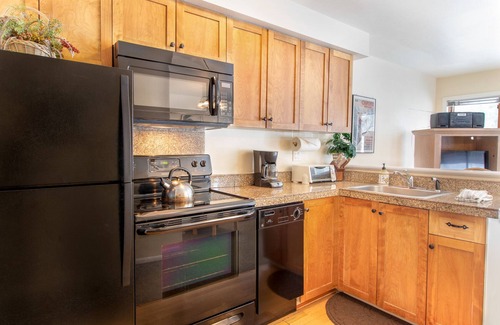 Four O'Clock Condo | Prime Ski-In Location with Hot Tub & Private Deck Access