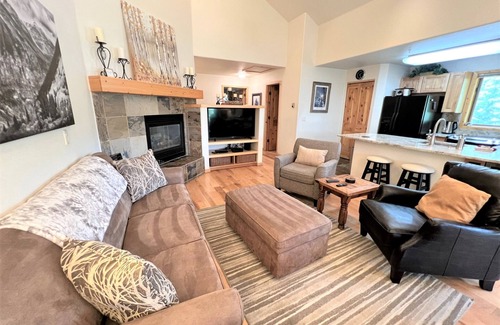 Breckenridge Ski Chalet | Charming Ski-In Retreat with Hot Tub in Breckenridge