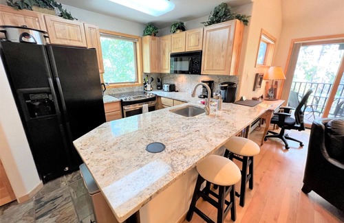Breckenridge Ski Chalet | Charming Ski-In Retreat with Hot Tub in Breckenridge