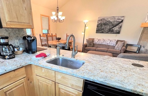 Breckenridge Ski Chalet | Charming Ski-In Retreat with Hot Tub in Breckenridge