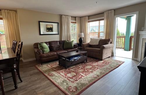 Snowshoe House | Ski in and out, pet and kid friendly, slope side townhouse