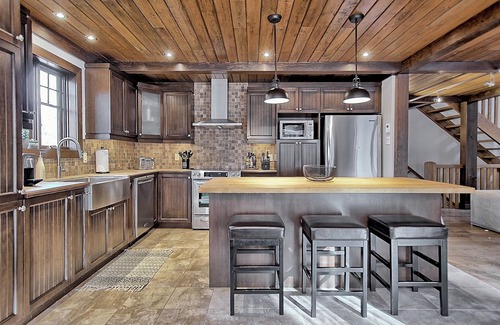 Saint-Faustin-Lac-Carre Ski Chalet | Experience Ski-in/Ski-out Bliss with Hot Tub & Pool Table