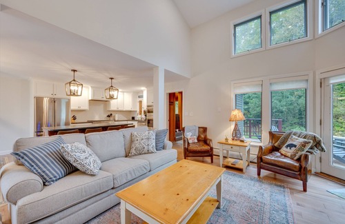 East Burke Condo | Inviting Ski-in Condo with Hot Tub on Burke Mountain!