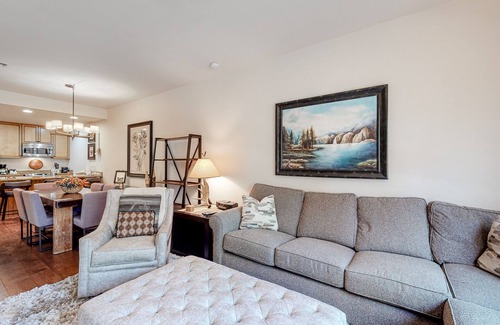 Four O'Clock Condo | Unwind at Ski-In/Out Condo with Hot Tub & Pool Access