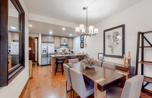 Four O'Clock Condo | Unwind at Ski-In/Out Condo with Hot Tub & Pool Access
