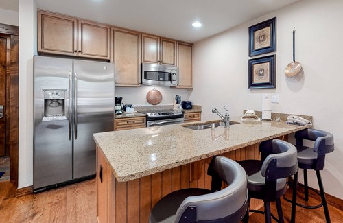 Four O'Clock Condo | Unwind at Ski-In/Out Condo with Hot Tub & Pool Access