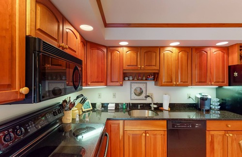 Bromley Mountain Condo | Inviting Ski-In/Out Family Retreat with Pool and Balcony