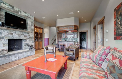 Big Sky House | Experience Moonlight Peaks View Lodge - Ski In/Out Bliss
