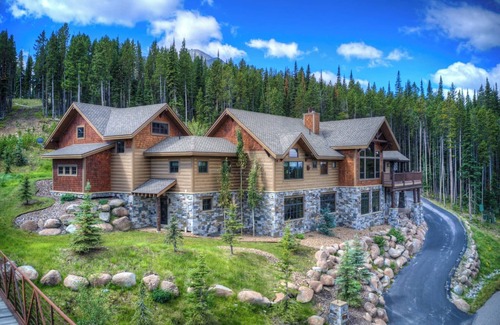 Big Sky House | Experience Moonlight Peaks View Lodge - Ski In/Out Bliss