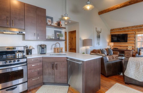 Big Sky Cabin | Experience "Shooting Star" Cabin: Views, Hot Tub & Firepit