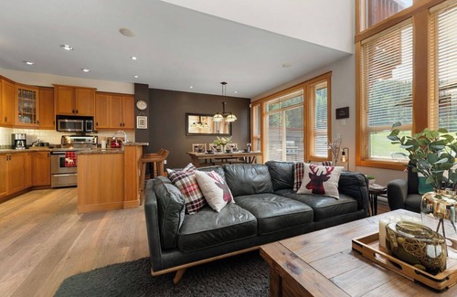 East Kootenay Ski Chalet | Experience Ski-in/Out Bliss with Private Hot Tub & Views