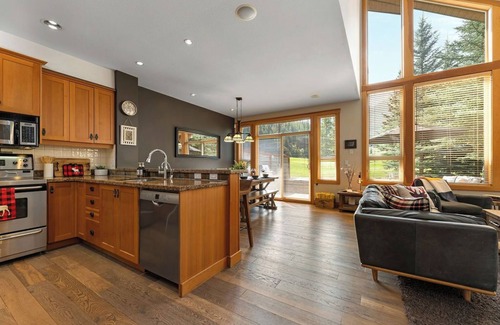 East Kootenay Ski Chalet | Experience Ski-in/Out Bliss with Private Hot Tub & Views