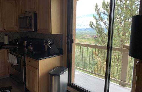 Steamboat Springs Condo | Epic Ski-in/Out Retreat with Top Floor Views and Amenities